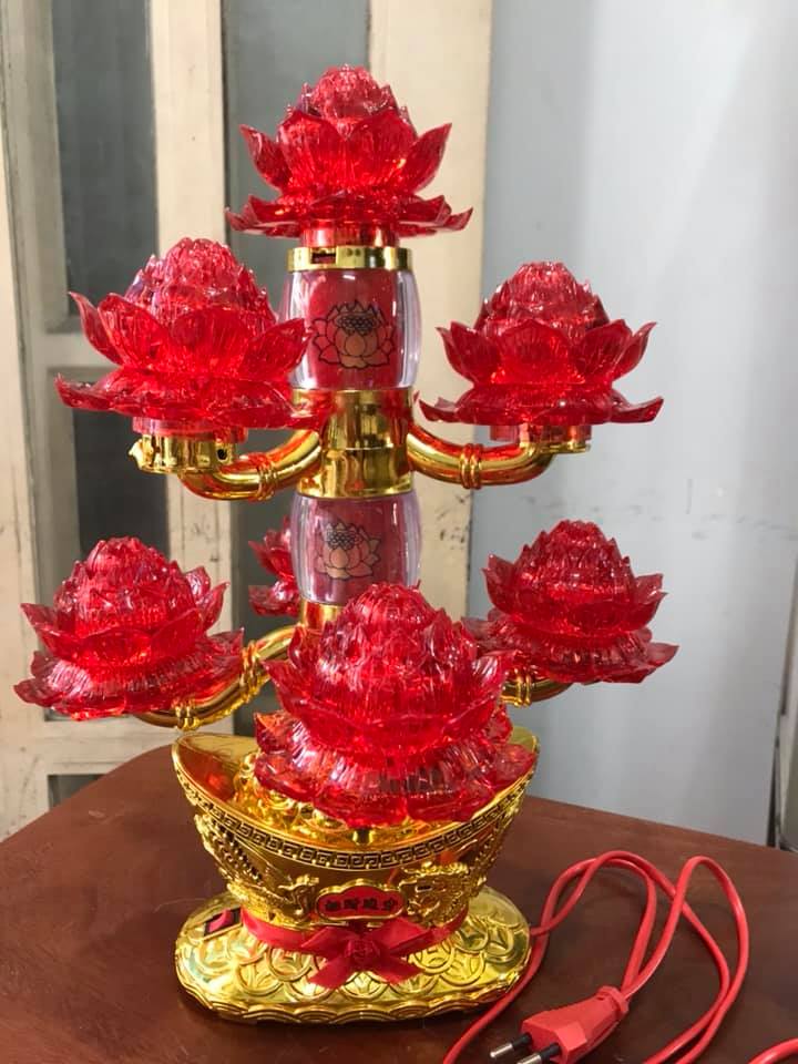 CÂY ĐÈN ĐIỆN GỒM 8 BÔNG HOA SEN TO ĐỎ TRÊN THỎI VÀNG ĐẸP RỰC RỠ CAO 36CM ĐK 25CM ĐỂ BÀN THỜ THẦN TÀI BÀN PHẬT