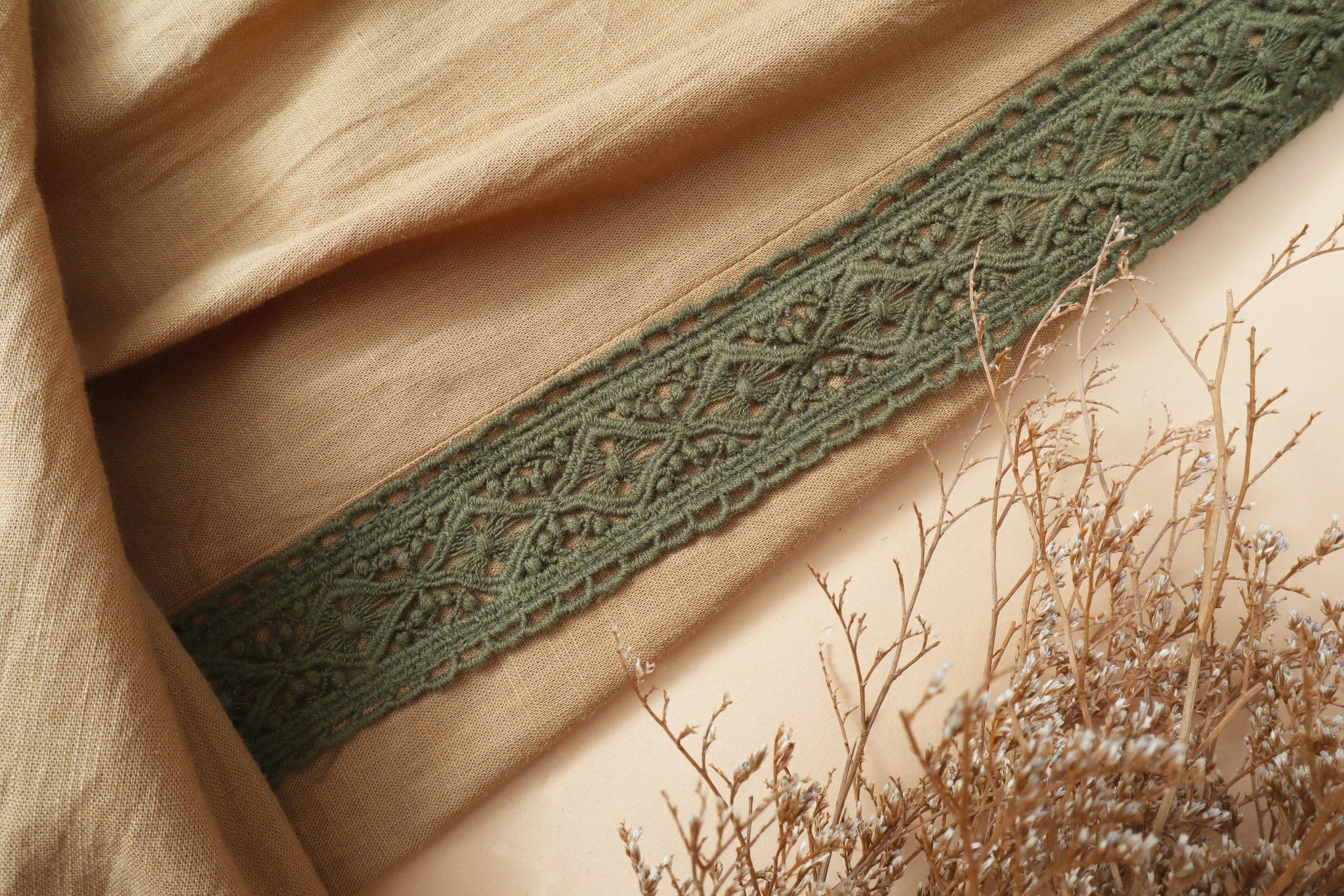 Quần suông lửng Linen phối ren sườn KACHISA màu vàng đất