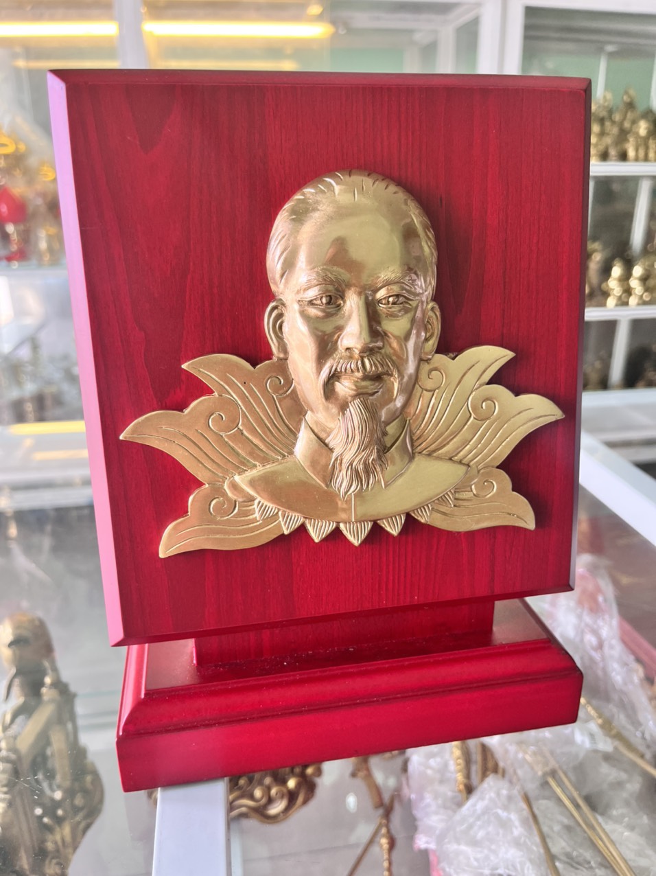 Qùa Tặng Biểu Trưng Chân Dung Bác Hồ , chất liệu đồng vàng , chế tác tinh xảo , là sản phẩm quà tặng độc đáo sang trọng