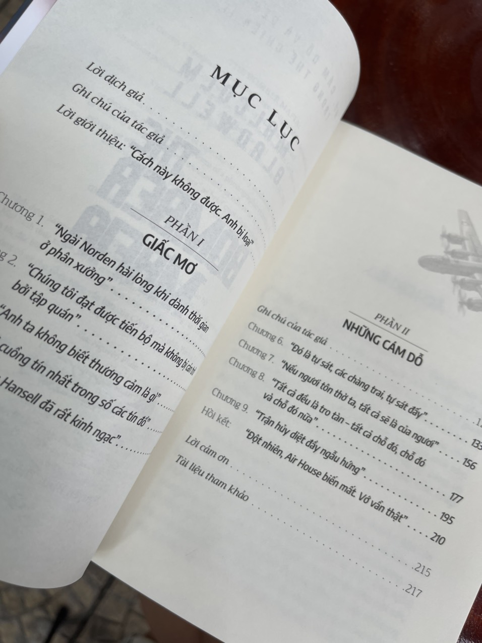 THE BOMBER MAFIA: GIẤC MƠ, CÁM DỖ VÀ ĐÊM DÀI NHẤT TRONG THẾ CHIẾN II - Malcolm Gladwell - Nguyễn Bình Thành - Thới Ngọc Tuấn Quốc dịch - Saigonbooks – Nxb Thế Giới