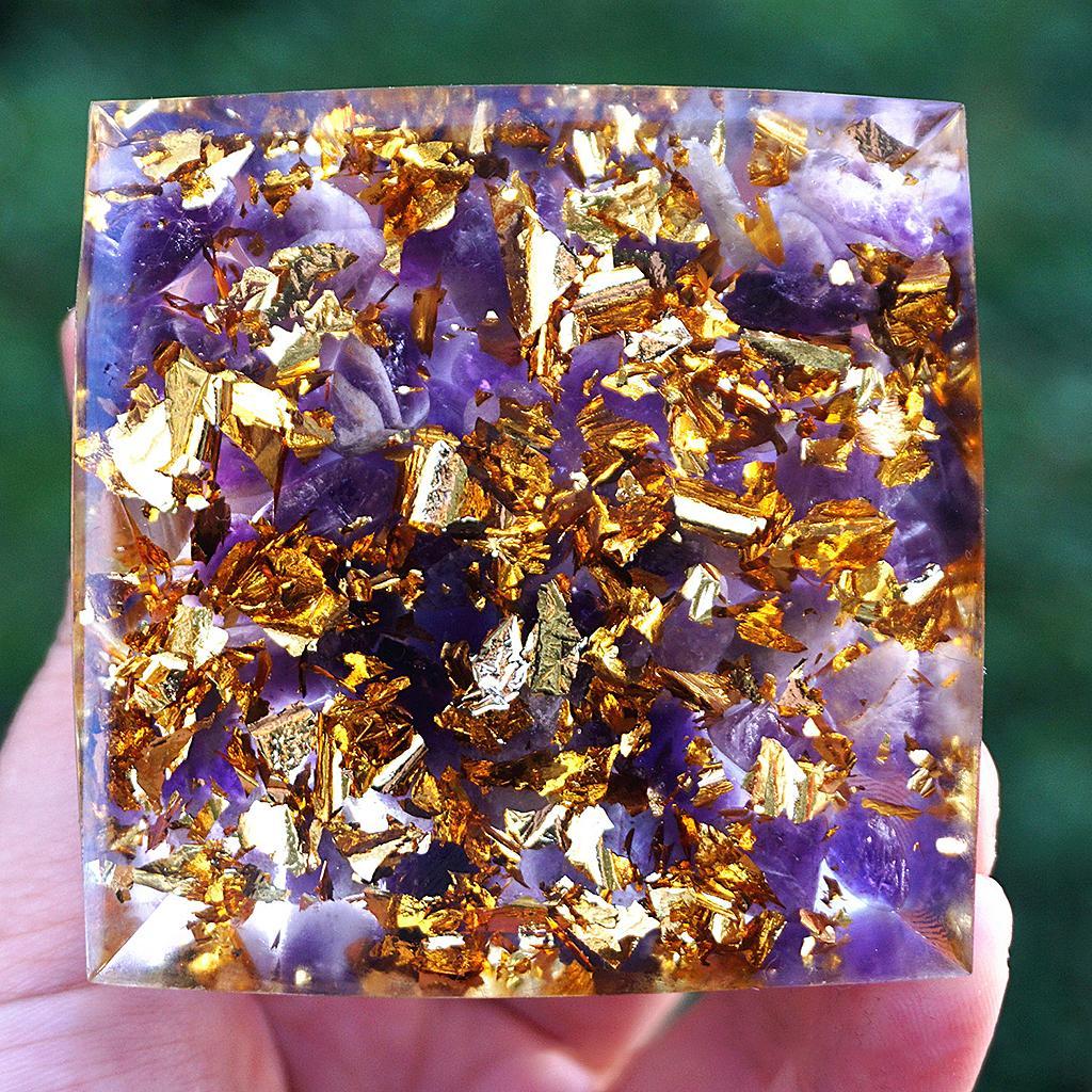 2 Pcs Crystal Pyramid Positive Energy Generator, Orgonite Amethyst Stone Home Decoration for Meditation & Reiki Heal-ing Figurine