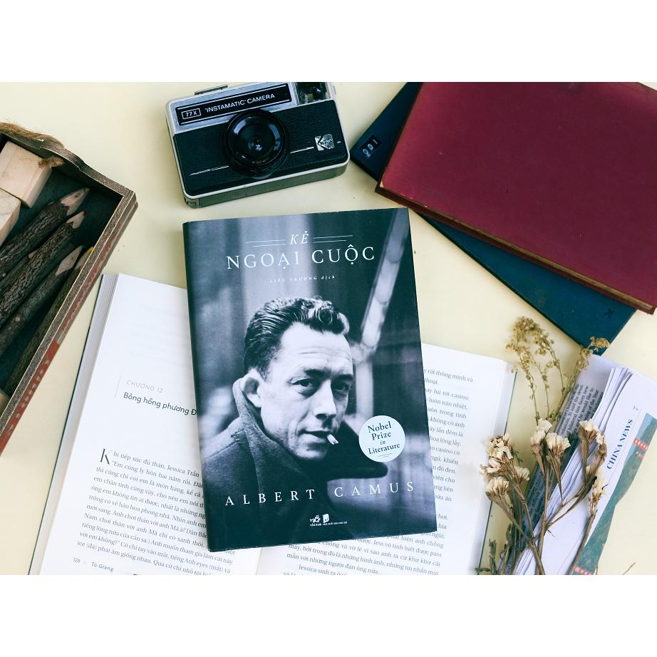 Sách - Kẻ ngoại cuộc