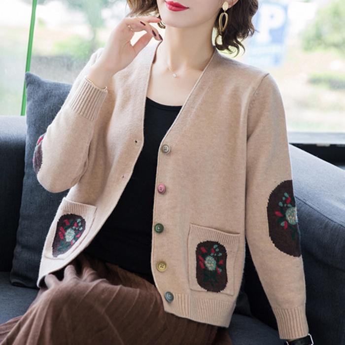 Áo cardigan nữ phối họa tiết tay và túi, thời trang thu đông 2021