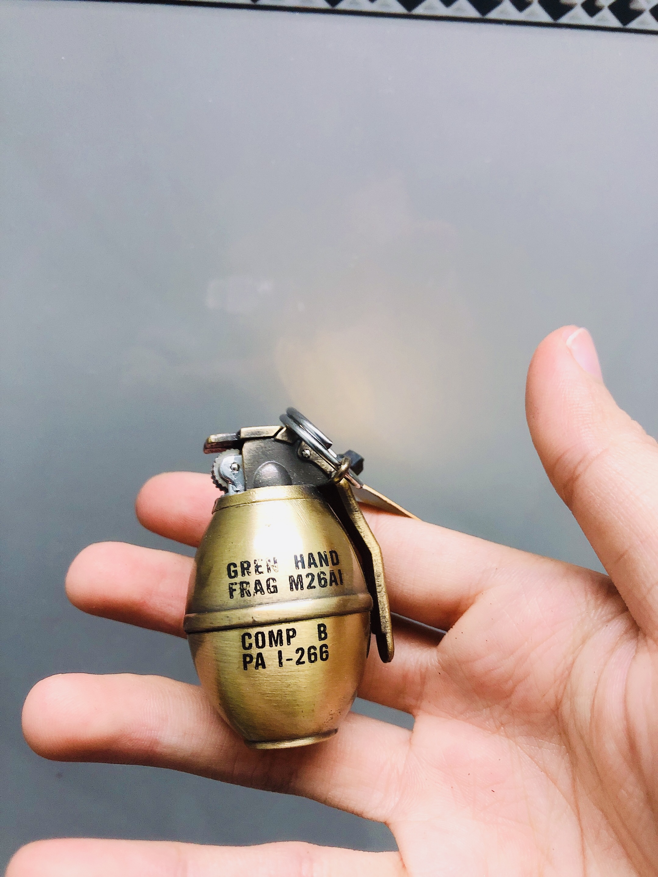 Bật lửa hột quẹt móc khóa hình trái lựu A1 vàng size nhỏ kim loại - xài gas