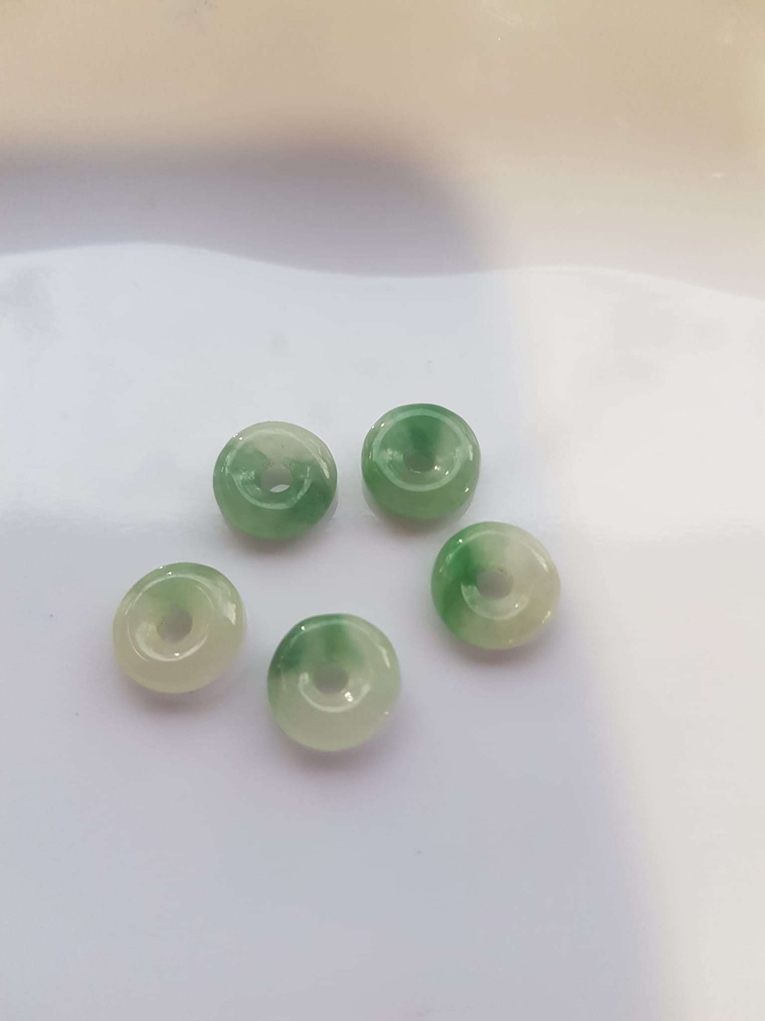 Bộ Trang sức Charm Vòng Tay gồm 5 đồng tiền may mắn tài lộc  Chất liệu đá cẩm thạch xanh Ngọc trắng tự nhiên bóng đẹp  Size hạt đk 9mm x đk cao 3mm x lỗ giữa đồng tiền 2mm nữ phối vòng tay và làm mặt dây chuyền đeo đẹp ạ