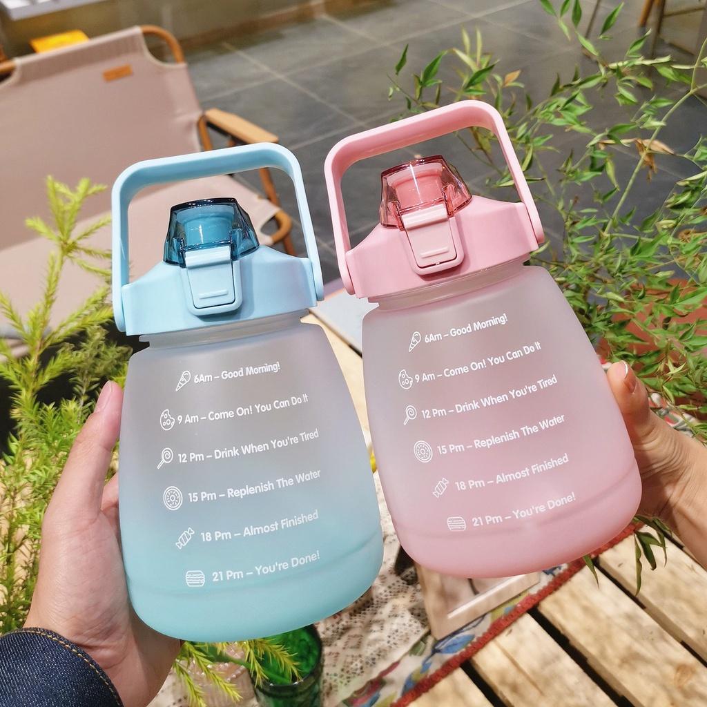 Tặng kèm stickers - Bình đựng nước 2L và 1.3L dễ thương có vạch báo giờ uống nước dùng cho cả người lớn và trẻ em