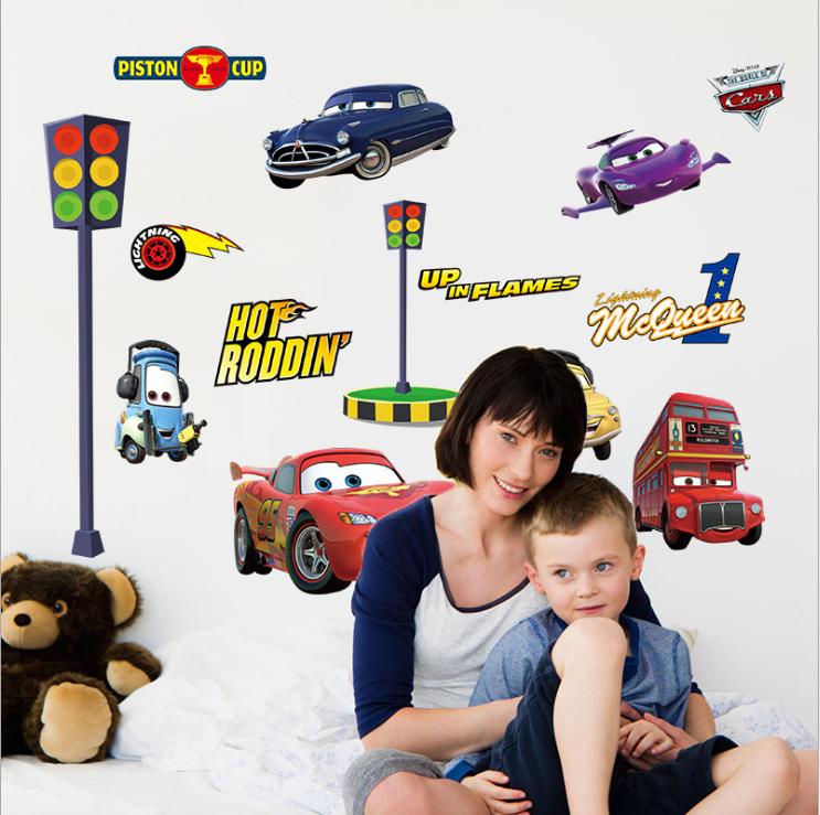 Decal dán tường cho bé trai - Vương quốc xe hơi Car McQueen (84 x 120 cm)