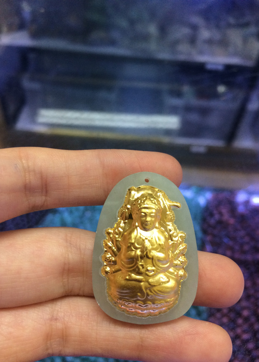 Phật Bản Mệnh Thiên Thủ Thiên Nhãn ngọc Nephrite mạ vàng 24K