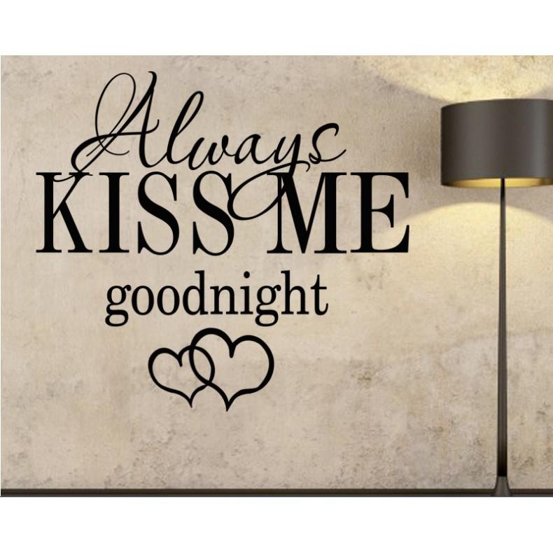 Decal trang trí tường chữ Tiếng Anh KISS ME