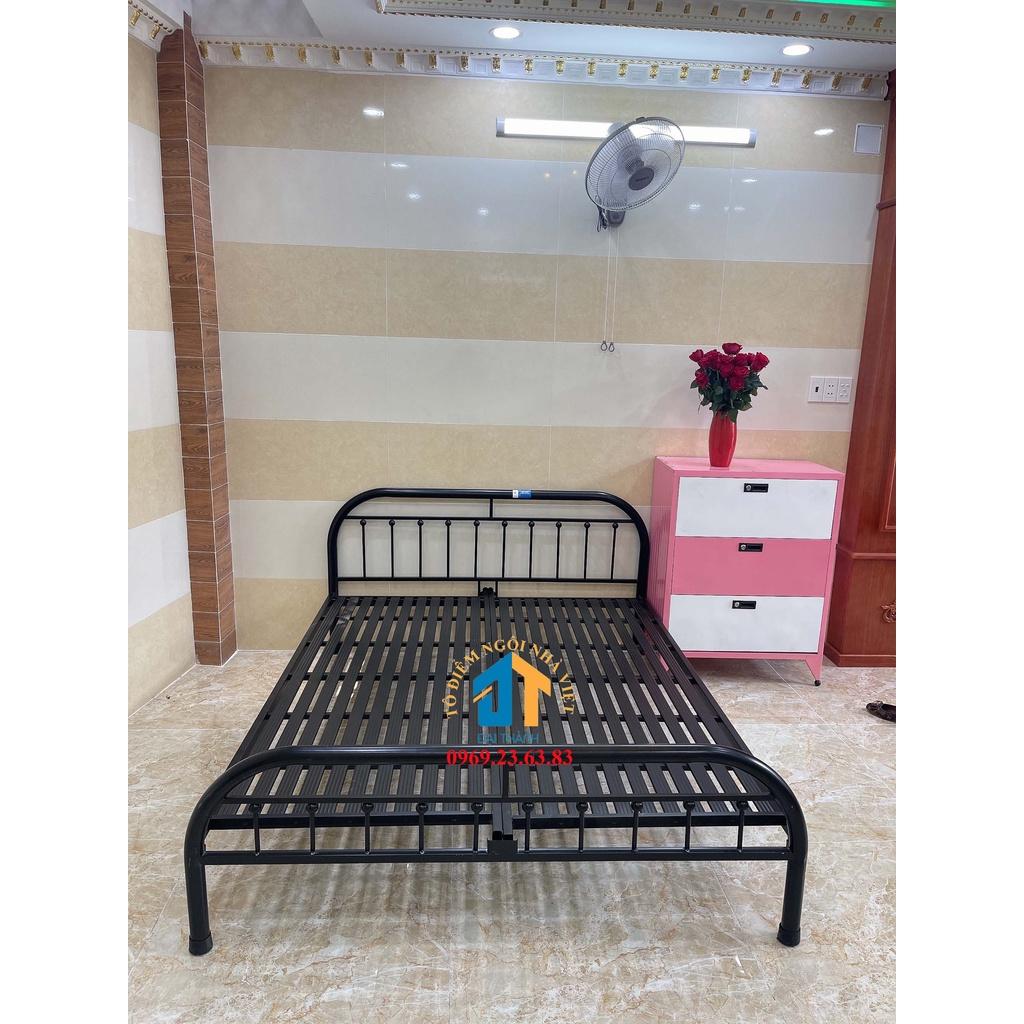 Giường sắt kiểu trân châu cách điệu 1m6x2m