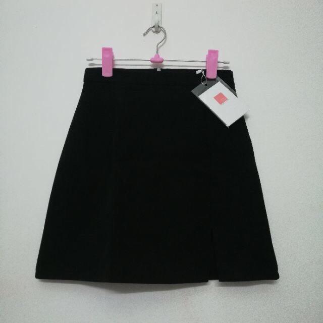 Chân váy chữ A xẻ trước có khoá séc kéo