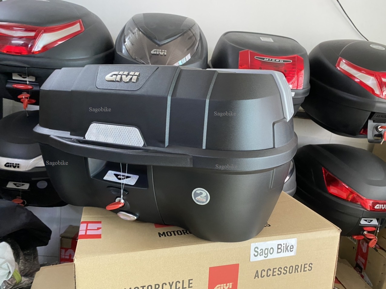 Thùng givi B45NM, thùng sau xe 45lit kèm đế, ốc gắn