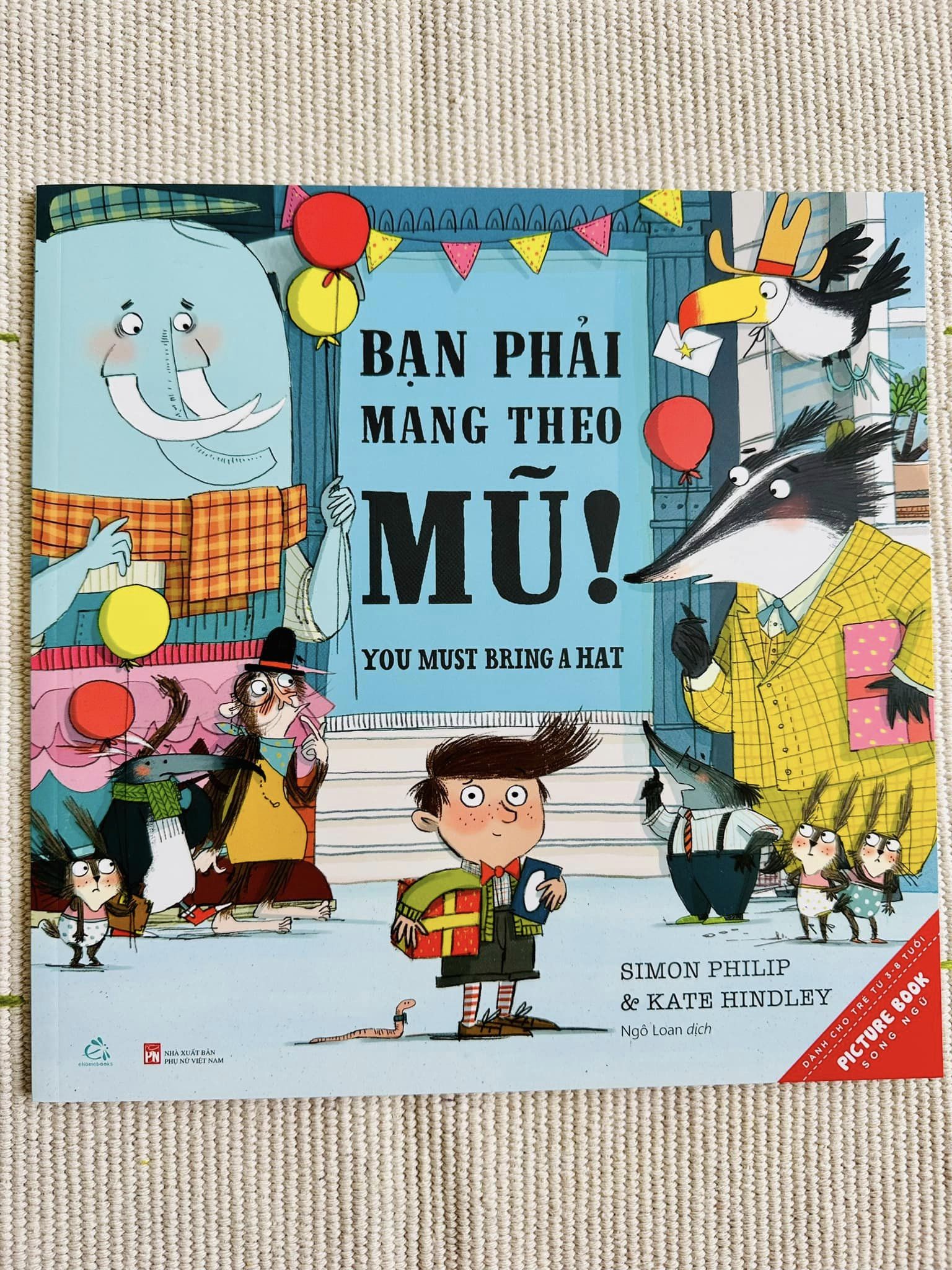 Bạn Phải Mang Theo Mũ - Sách Song Ngữ Việt Anh