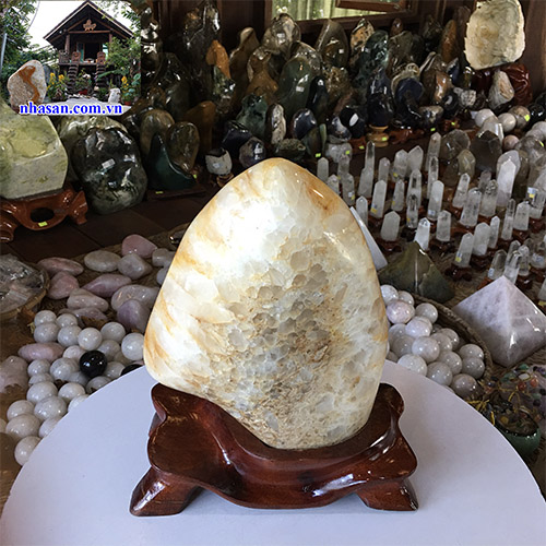 Trụ Đá Thạch Anh Bông Vàng Phong Thủy Cát Tường TAV136 nặng 7.6Kg kích thước 20x29cm – Vật phẩm phong thủy may mắn