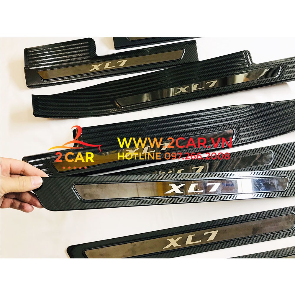 ỐP BẬC CỬA, NẸP BƯỚC CHÂN NGOÀI CACBON CAO CẤP SUZUKI XL7 2019- 2022 vân carbon