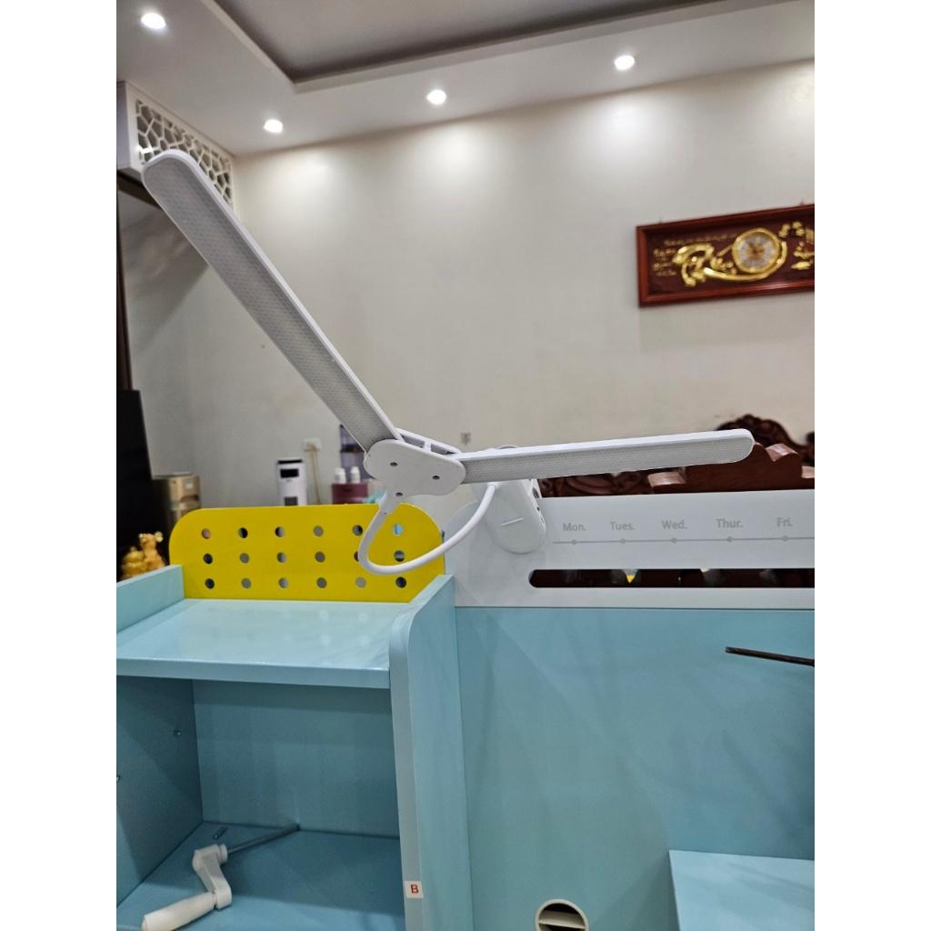 Đèn để bàn chống cận hỗ trợ việc học tập, làm việc.