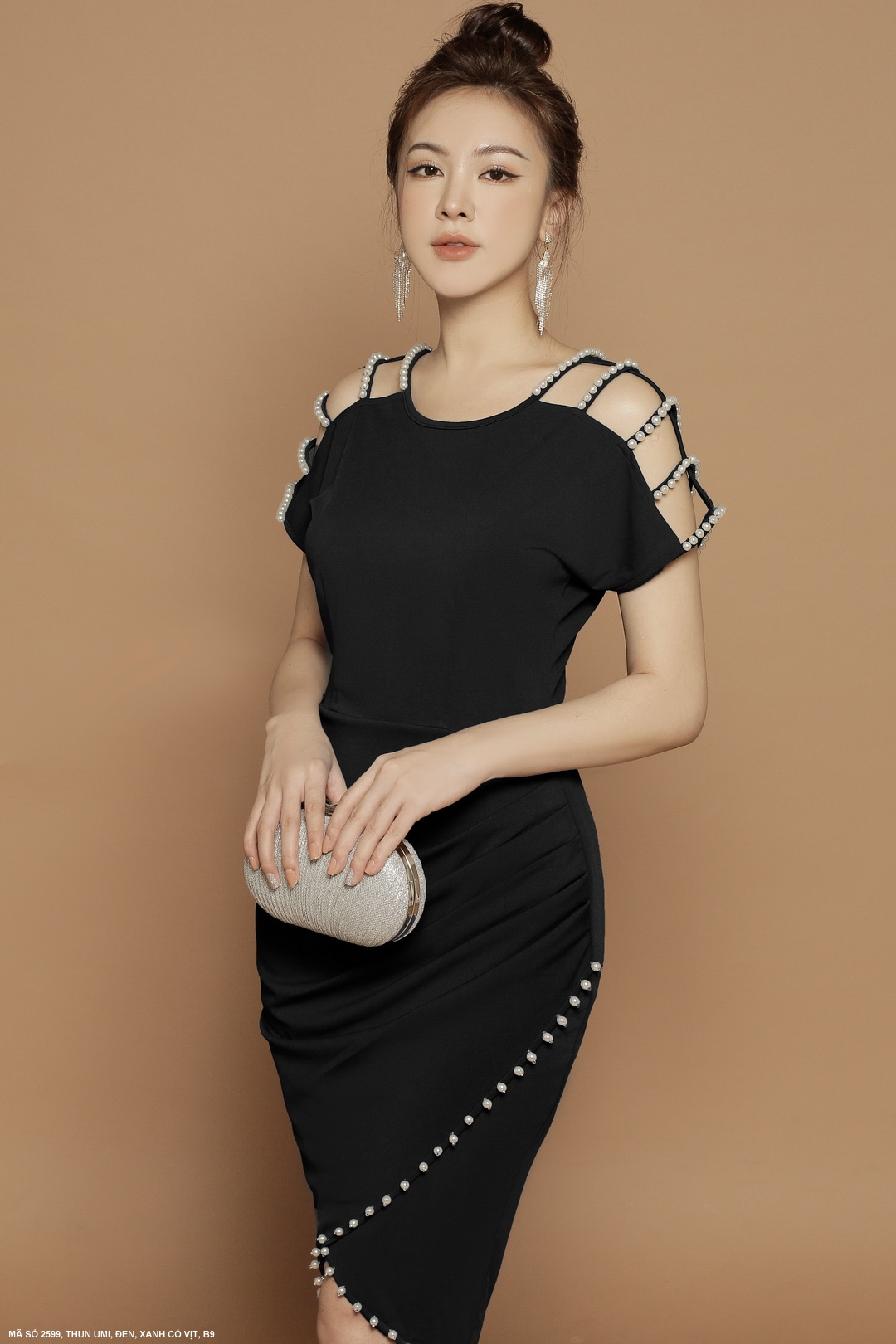 ĐẦM ÔM VAI HỞ LAI ĐẤP CHÉO