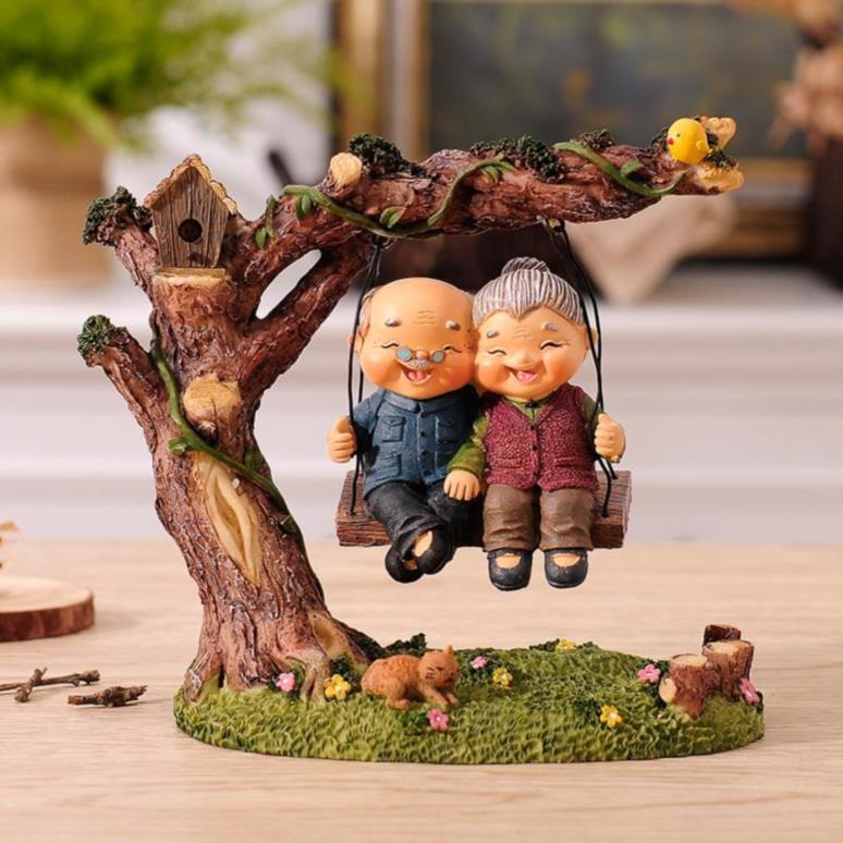 Tượng Ông Bà Ngồi Xích Đu