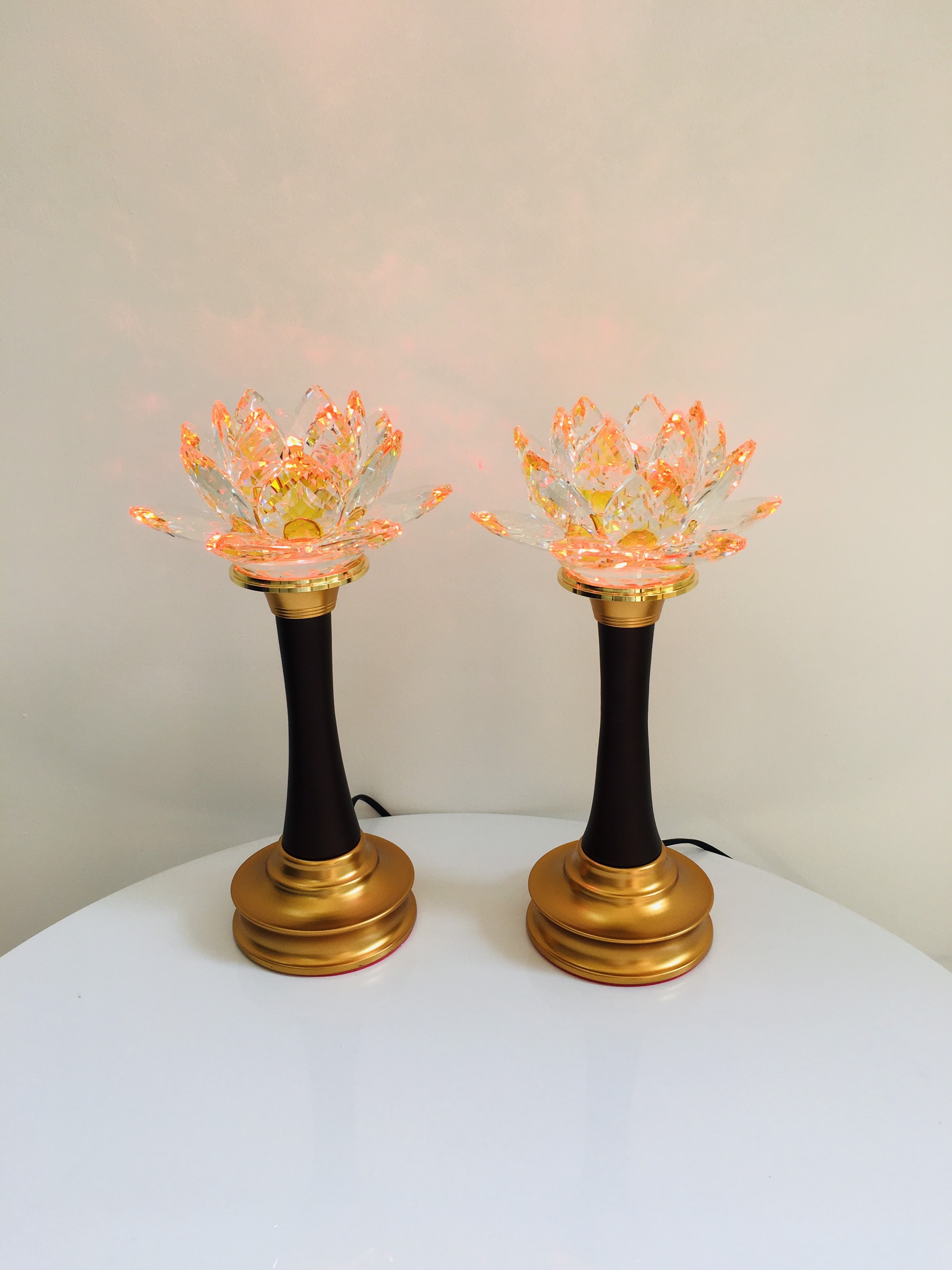 Cặp đèn thờ điện cánh hoa sen pha lê cao cấp chuyển màu