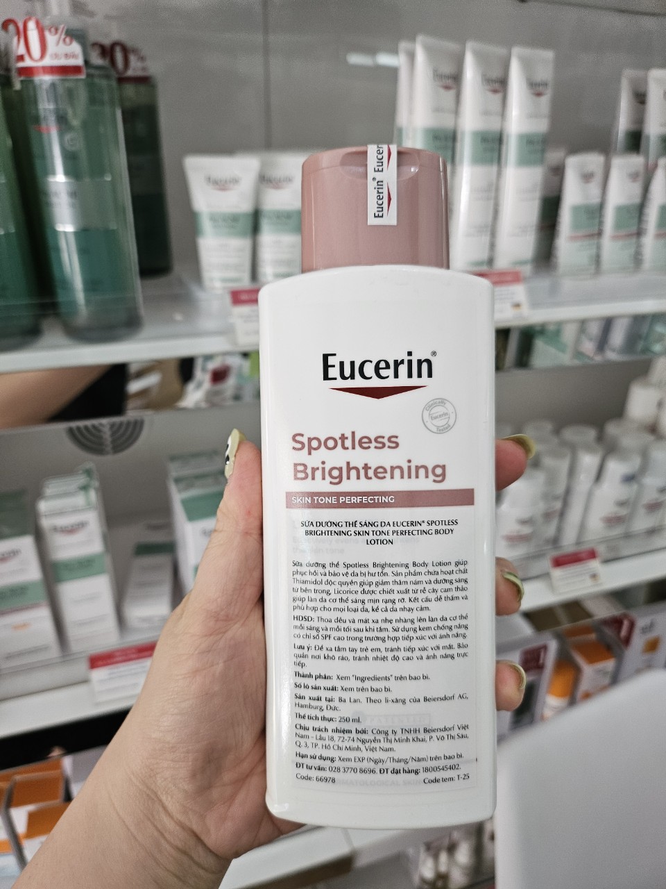 Sữa Dưỡng Thể Trắng Da Nhạy Cảm Eucerin White Therapy Clinical Whitening Body Lotion SPF7 (250ml)