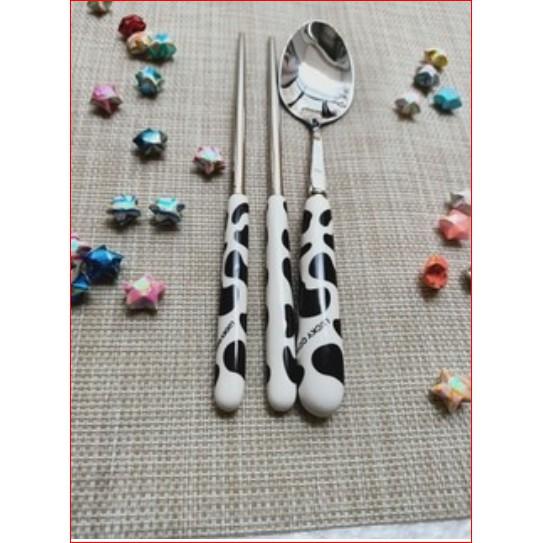 Bộ Đũa Thìa Bò Sữa Inox 304 Cán Sứ Sang Trọng Đẹp Mắt