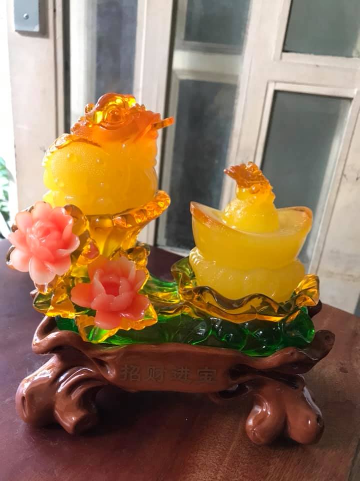 Tượng 2 Con Cóc Vàng Phong Thủy để bàn ngồi trên Thỏi Vàng To Đầy Hoa Đẹp Size Cao 20cm Ngang 20cm Sâu 11cm Hợp Anh Chị Mệnh Kim Thổ Thủy ạ