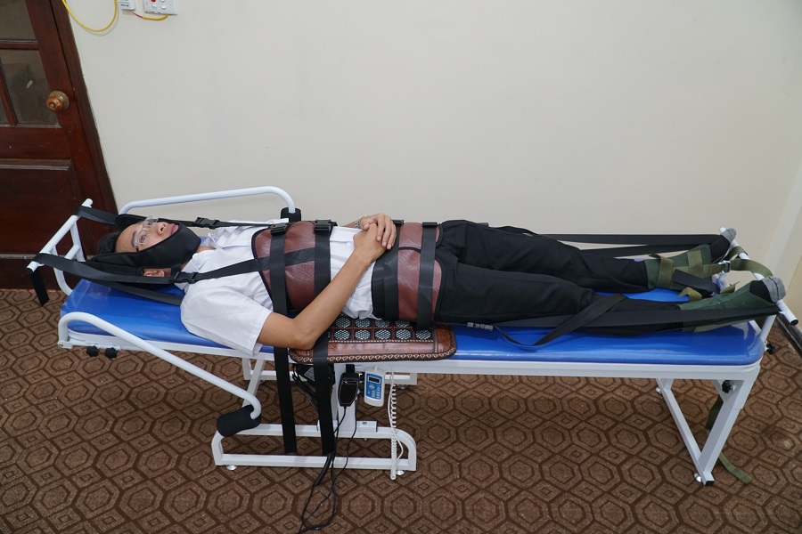 Giường kéo giãn cột sống lưng và cổ bằng điện
