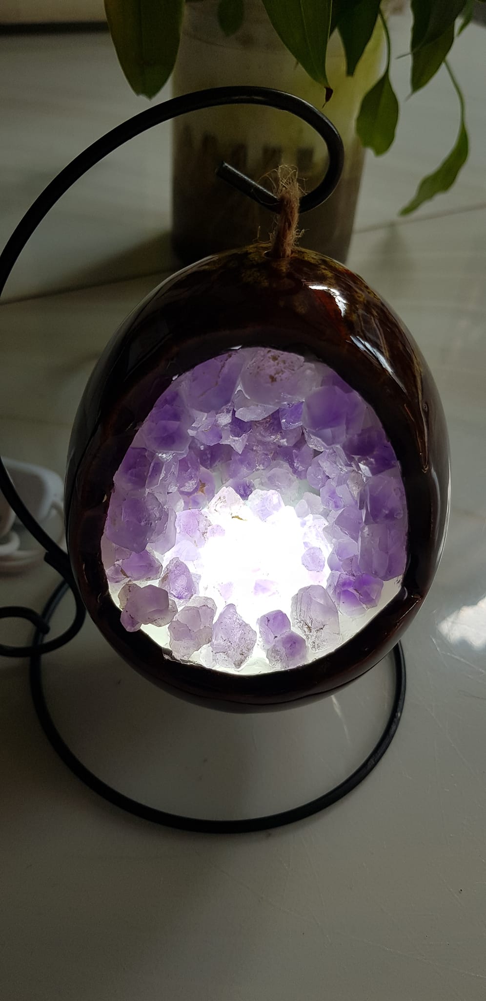 Miếng thạch anh tím tự nhiên hốc sâu có đế kiểu có đèn điện công dụng hút tài lộc Size cả chân Cao 16cm đk 12cm miếng tím cao 10cm x đk 8cm Anh Chị để bàn trang trí nhà bàn thờ Thần Tài và treo trong phòng làm đèn ngủ may mắn màu tím thật sự rất tốt đẹp ạ