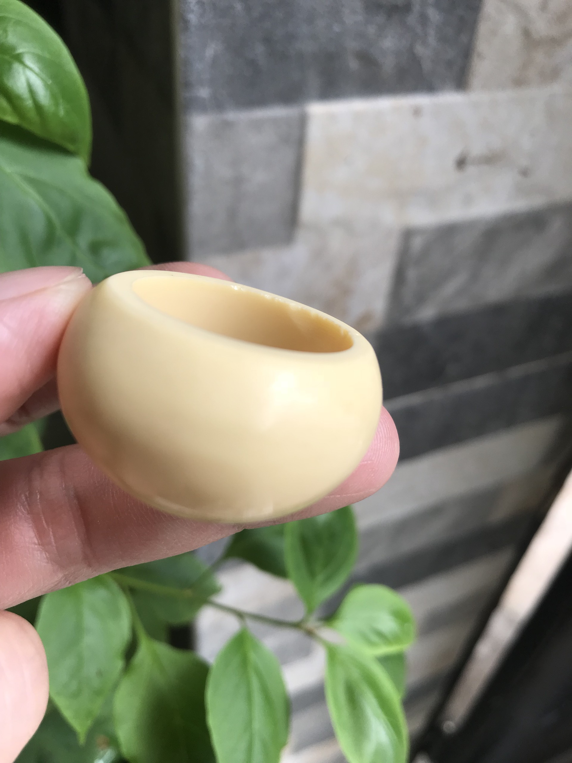 Nhẫn Nam Giả Ngà hay Xương Mỹ Nghệ Kiểu Bầu Tròn to phía trên dưới nhỏ màu trắng Ni 23mm Cao 18mm Dầy 8mm Dành Cho Các Anh Nam đeo nhẫn 23mm rẻ đẹp ạ
