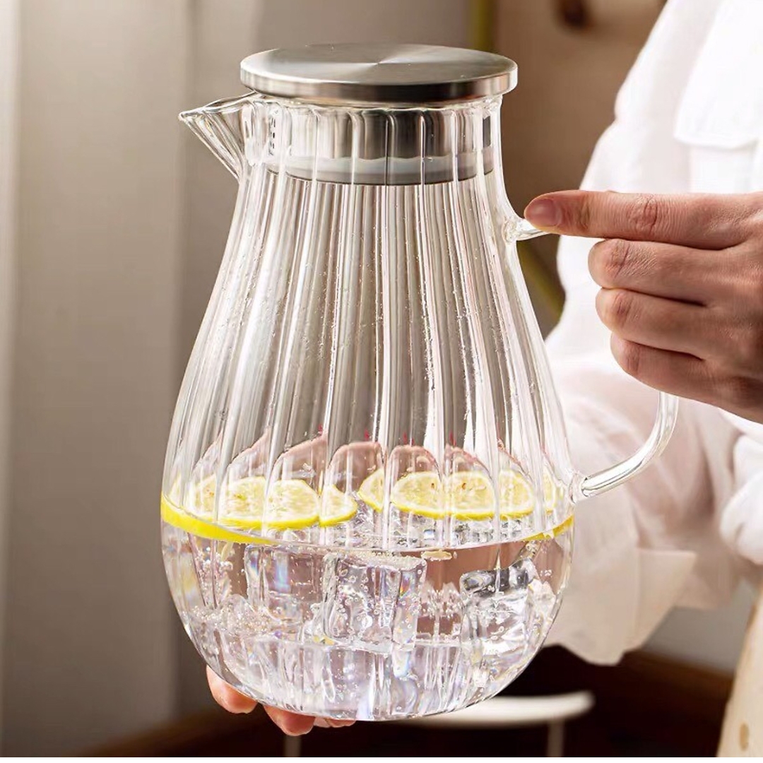 BÌNH NƯỚC THỦY TINH CHỊU NHIỆT TAY VÀNG DUNG TÍCH 2,4L -1,6L CÓ SỌC