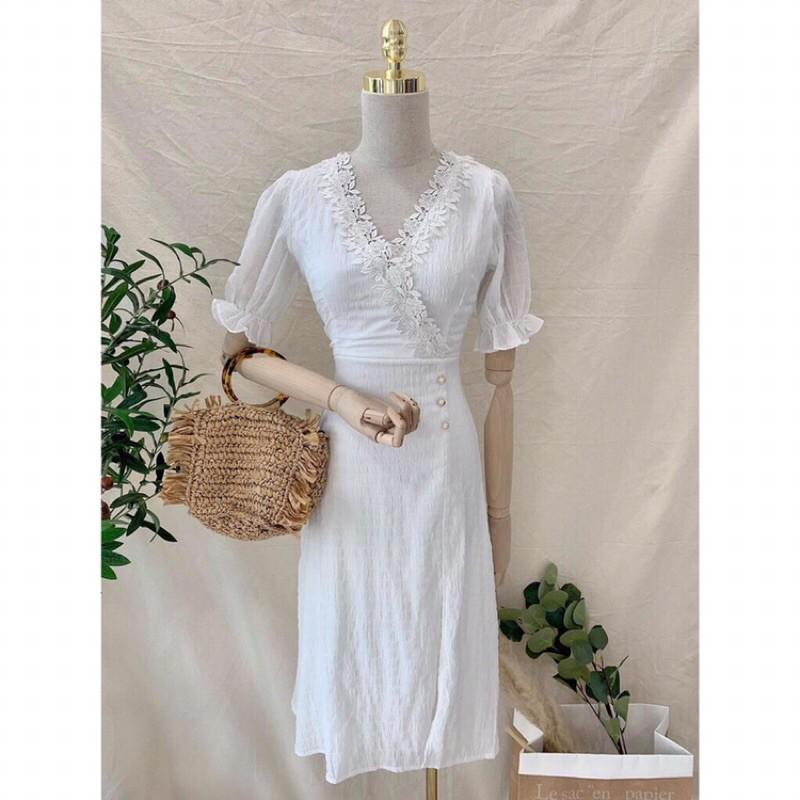 Đầm xốp viền ren màu trắng xẻ tà có size