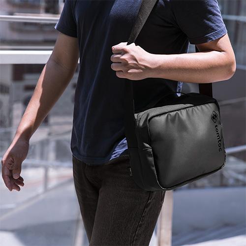 TÚI ĐEO ĐA NĂNG TOMTOC (USA) CROSSBODY DÀNH CHO IP.AD 10.5/PRO 11INCH/TABLET/NOTEBO.OK - HÀNG CHÍNH HÃNG