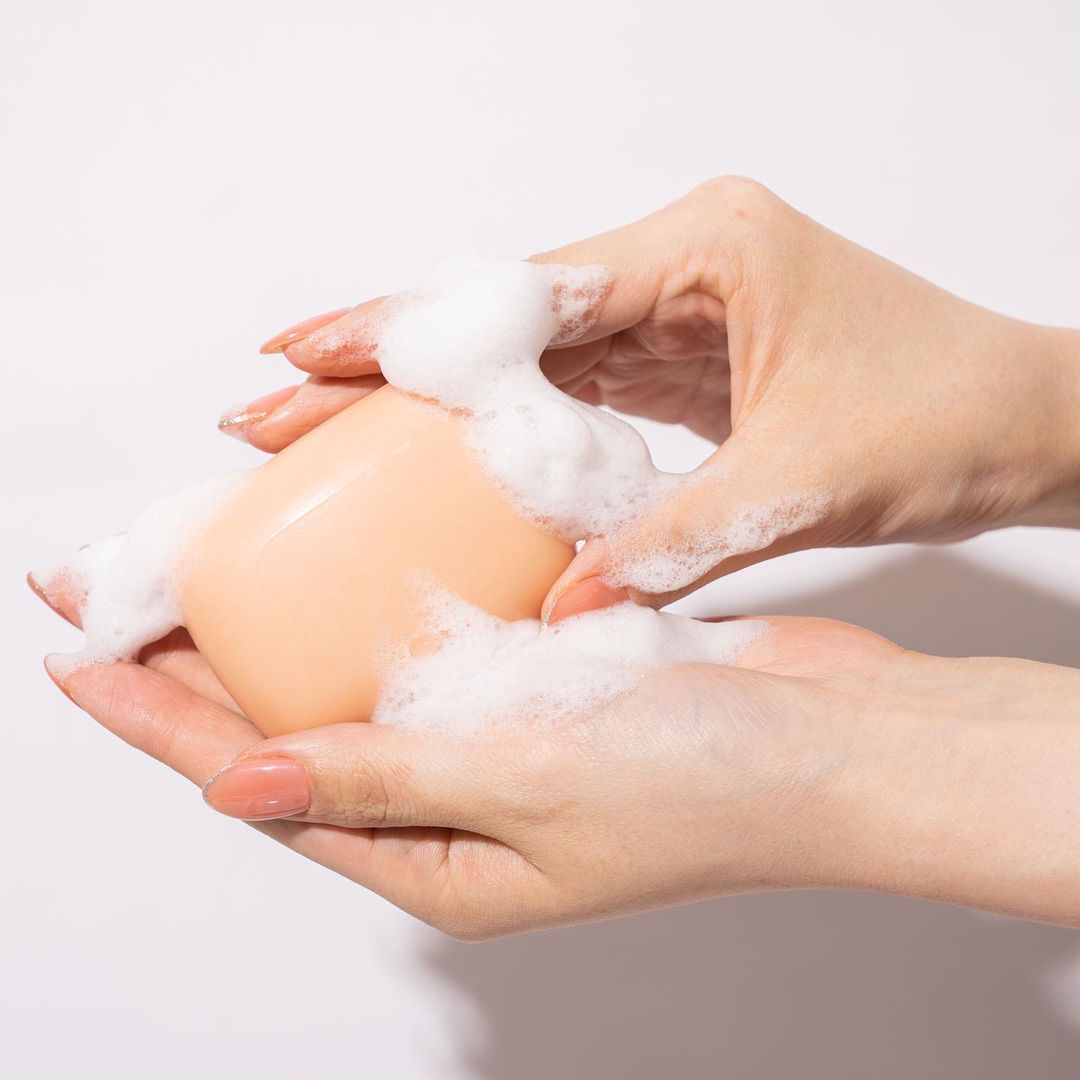 Xà Phòng Tắm Khử Mùi Cơ Thể Chiết Xuất Từ Quả Hồng Pelican Family Soap KSB (80G)