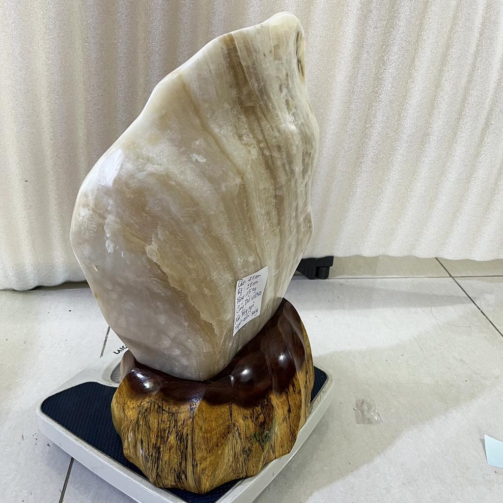 Cây đá phong thủy vân trắng cao 44 cm nặng 15 kg cho mệnh THỦY VÀ KIM