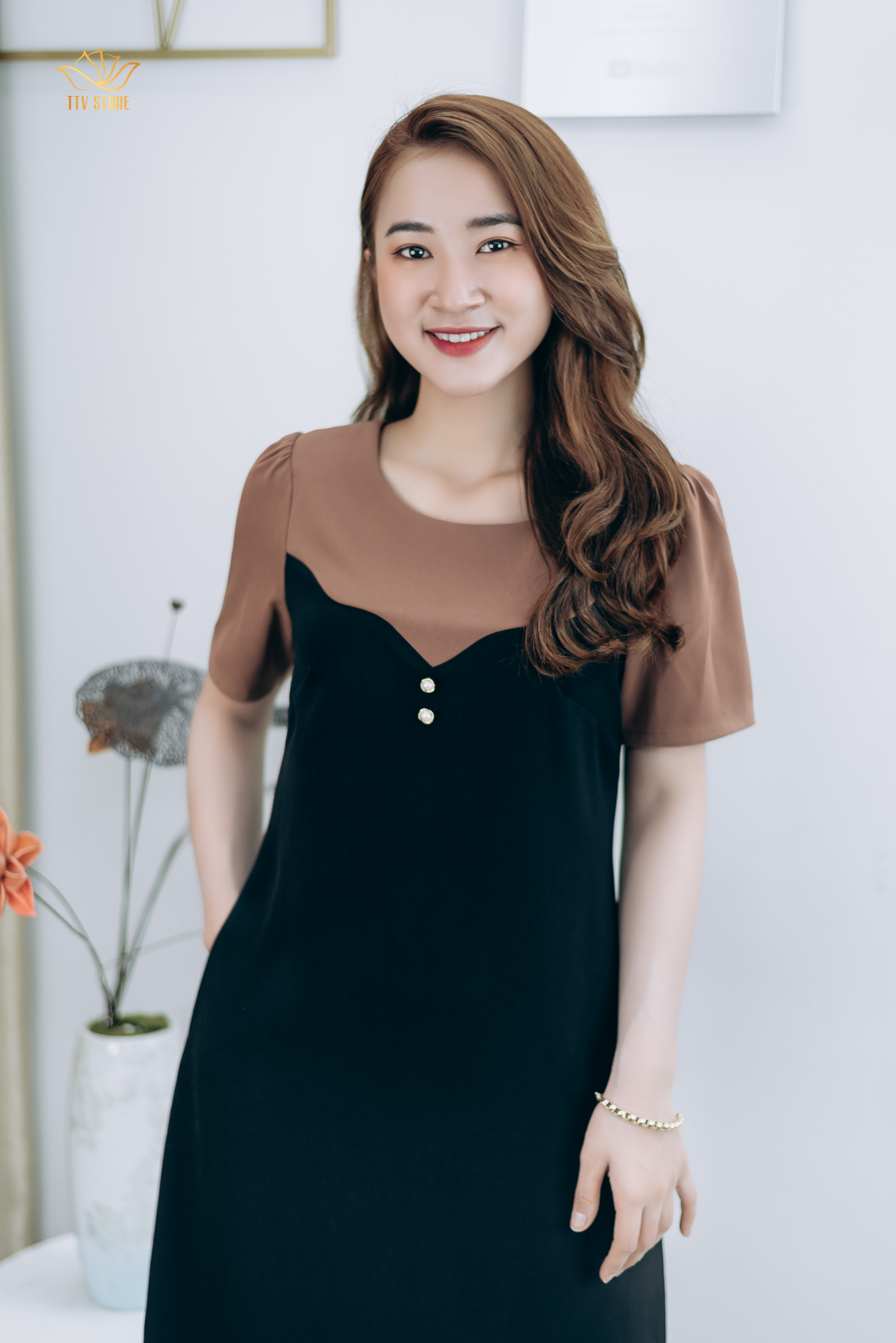Đầm suông thiết kế trung niên cao cấp sang trọng Cổ tròn tay ngắn màu Đen phối nâu TTV STORE TTV1307