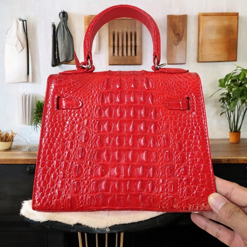 Túi xách da cá sấu có sử dụng khóa chìa!