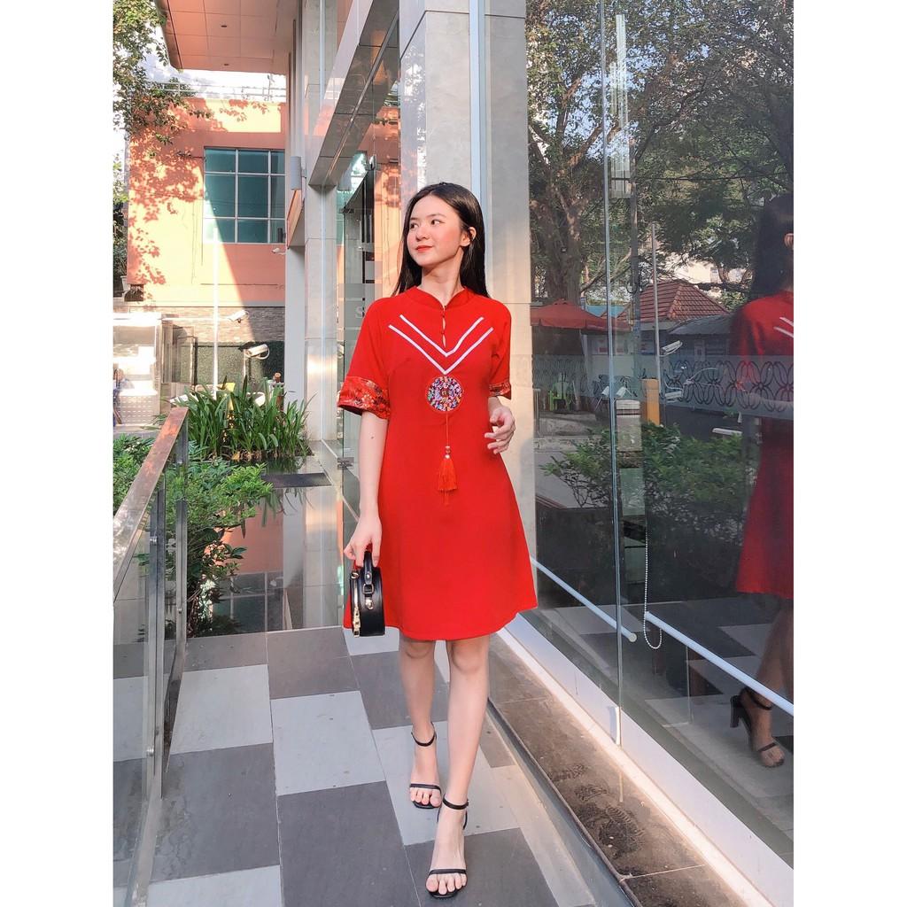 ĐẦM GẤM TẾT ĐỎ CỔ TÀU PHỐI TAY GẤM PHỐI VIỀN TRẮNG NGỰC GẤM TRÒN DÁNG XÒE