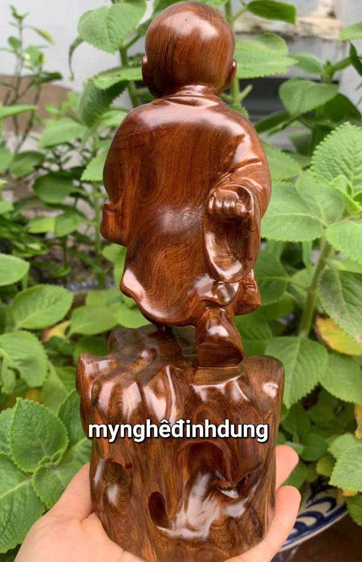 Tượng tùy duyên bằng gỗ bách xanh thơm nức kt cao 20x9x7cm