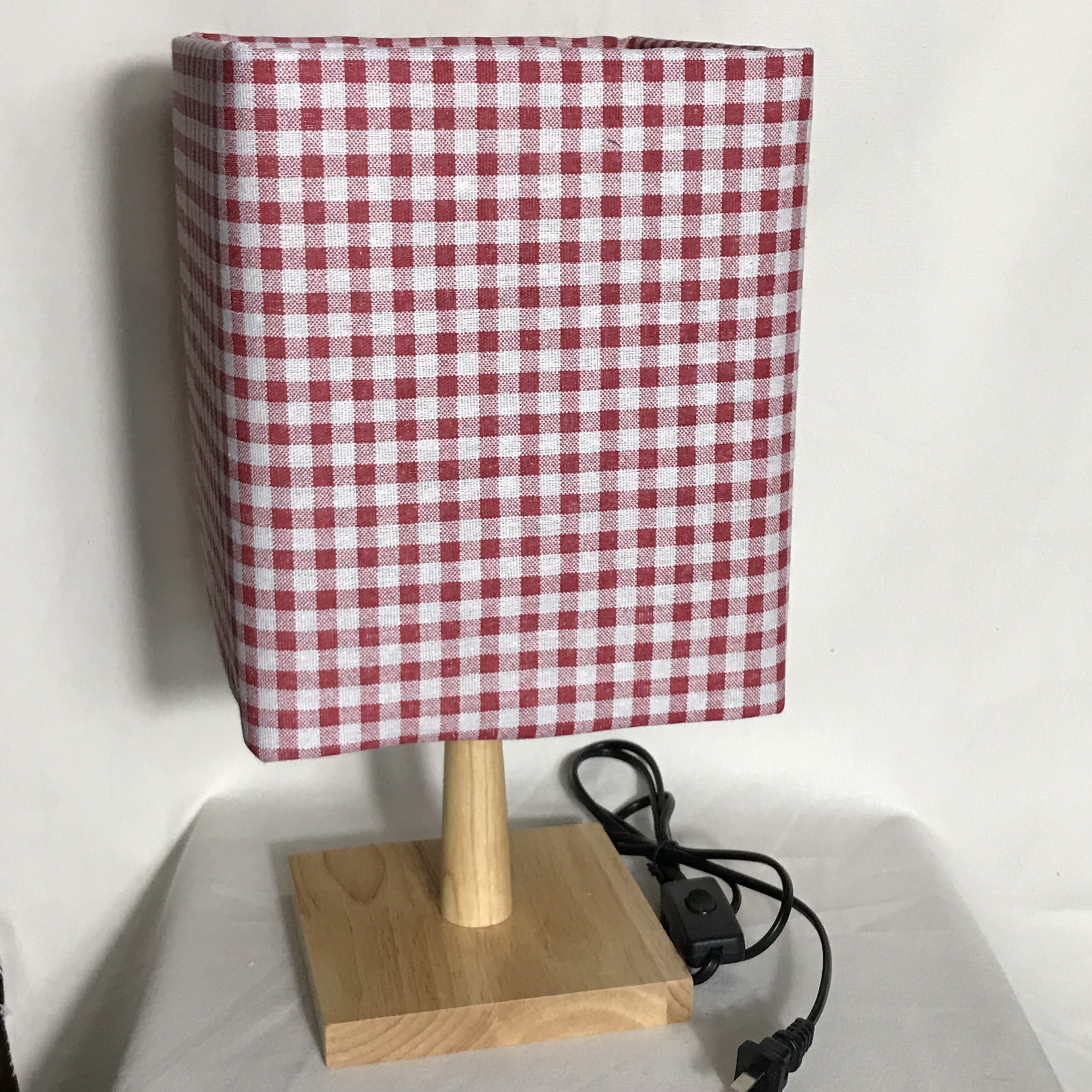 Đèn ngủ DB-A03 CARO ĐỎ, đèn bàn ngủ chân gỗ cao cấp, chao vải bố linen dễ thương, công tắc bật tắc, tặng kèm bóng