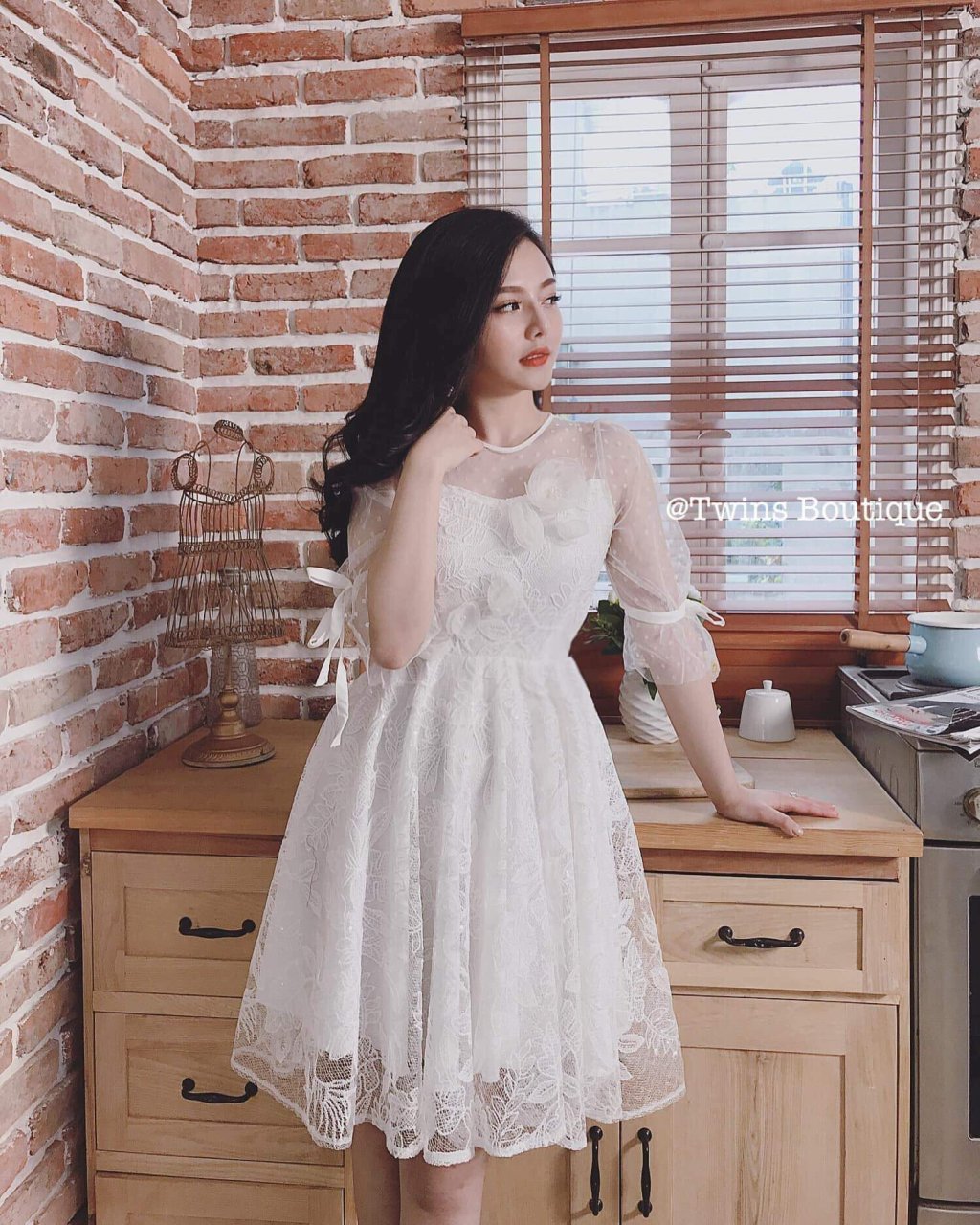 Đầm Xòe Ren Hoa Nổi Dễ Thương