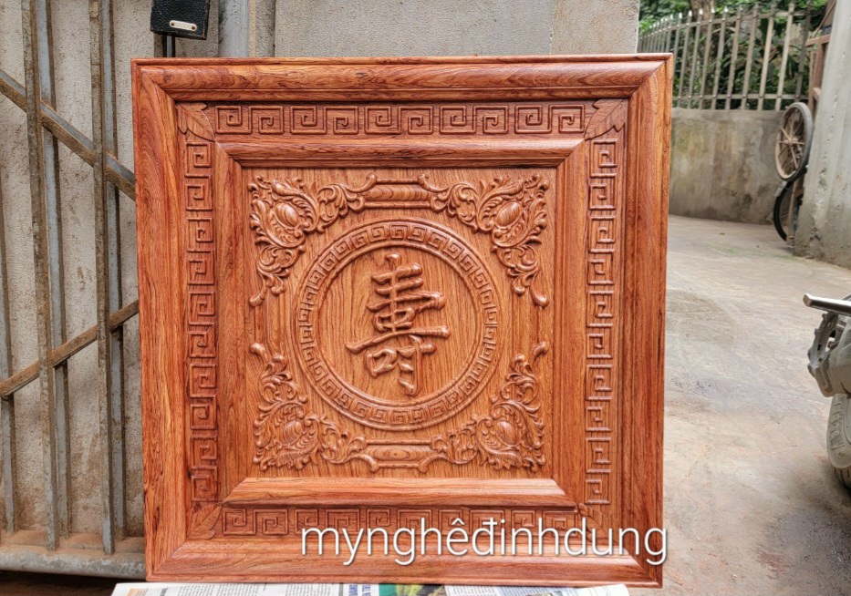 Tranh chữ thọ bằng gỗ hương đá mặt tròn 61×61×4cm
