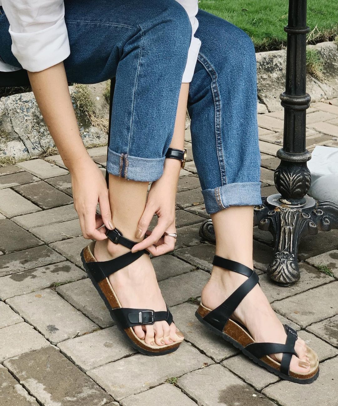 Sandal unisex xỏ ngón cổ xoắn da pu đen handmade