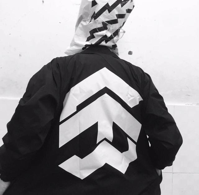 Áo khoác dù nam nữ in kí hiệu