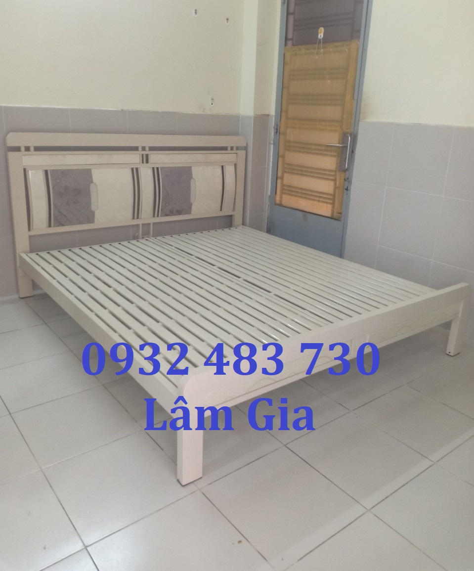 Giường sắt kiểu gỗ khung hộp 48 rộng 1m8x2m loại tốt