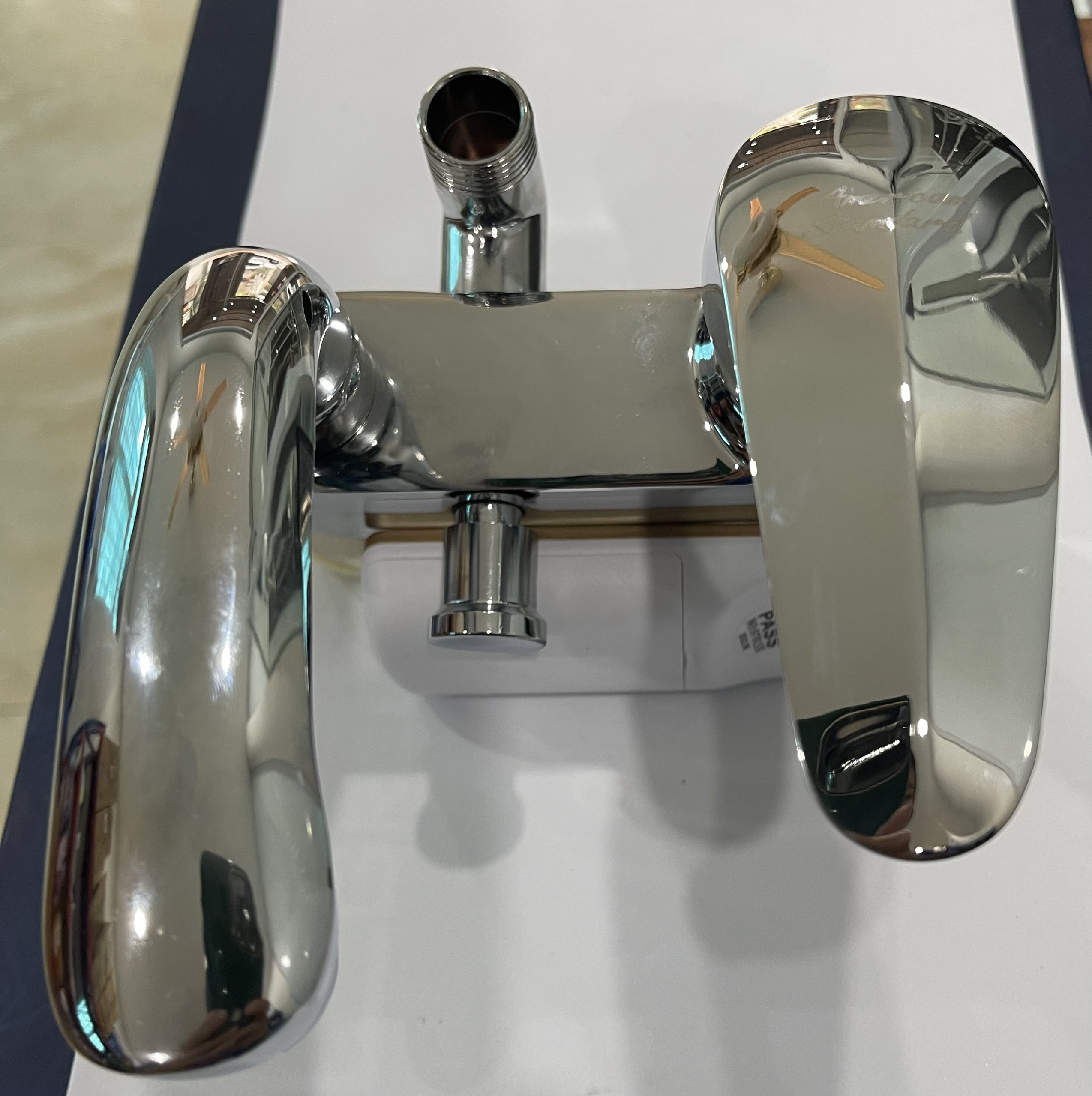 Sen vòi liền chậu Lavabo nóng lạnh. Vật liệu bằng đồng mạ chrome bóng. Bền, đẹp sang trọng. Phù hợp với mọi không loại chậu rửa, không gian. SLCĐA02