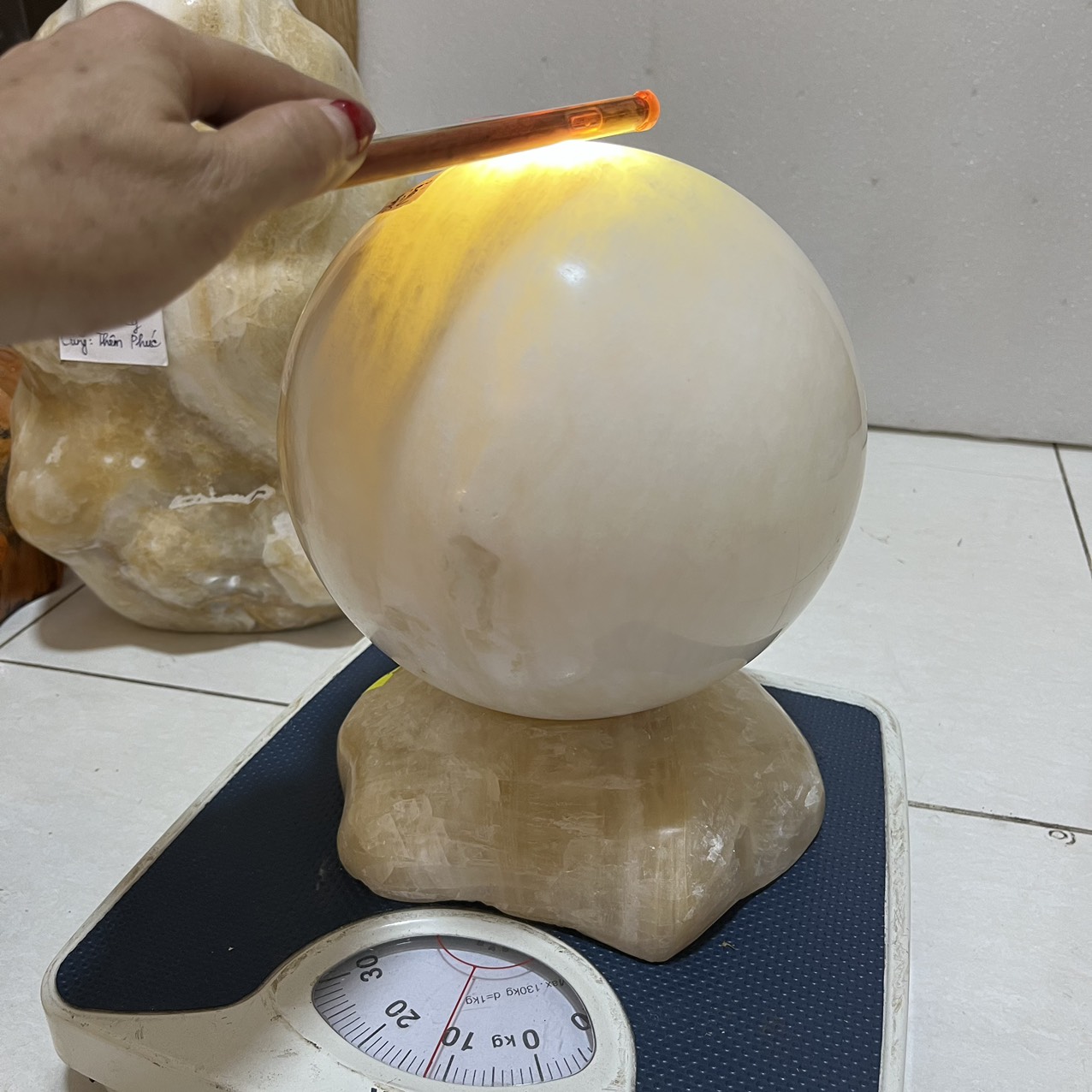 Quả cầu phong thủy đá tự nhiên màu vàng trắng đường kính 19 cm nặng 11kg  cho mệnh Kim và Thổ đá Việt Nam