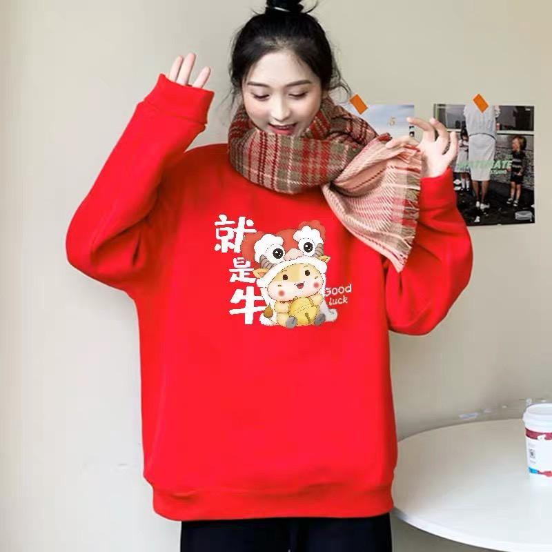 ÁO NỈ ĐỎ IN HÌNH TRÂU VÀNG