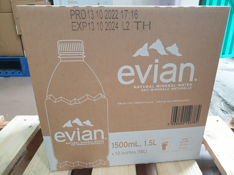 Thùng nước khoáng evian chai nhựa 1,5l