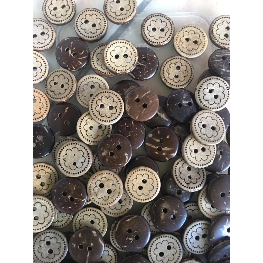 100 nút dừa 2 mặt nhiều mẫu để bạn chọn nút đường kính 1.2cm nút làm áo sơ mi trang trí...