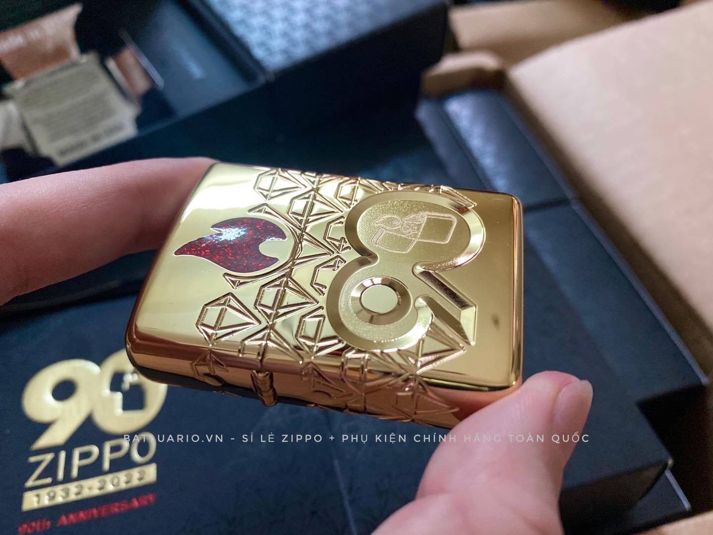 Bật Lửa Zippo 49866 – Zippo 90th Anniversary Limited Edition – Zippo 2022 Collectible Of The Year Asia – Gold Plated – Zippo Coty 2022 Asia